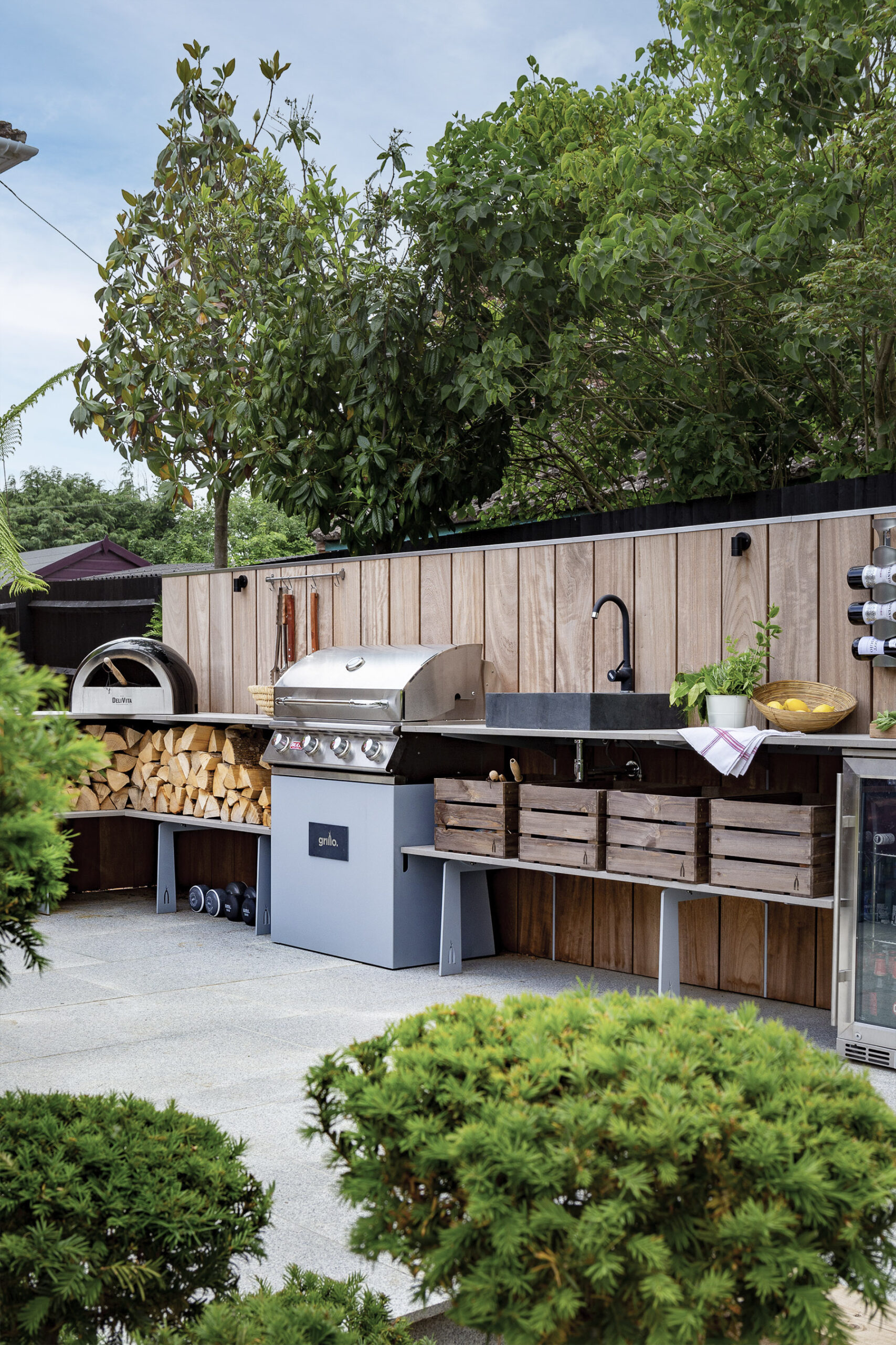 Longridge House Outdoor Kitchen - HollandGreen